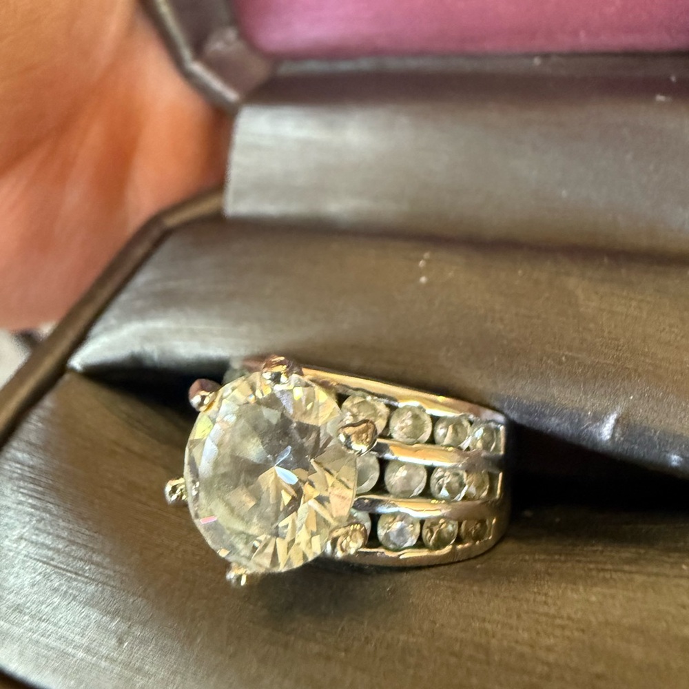 Elegant Silver Ring with Clear Stones